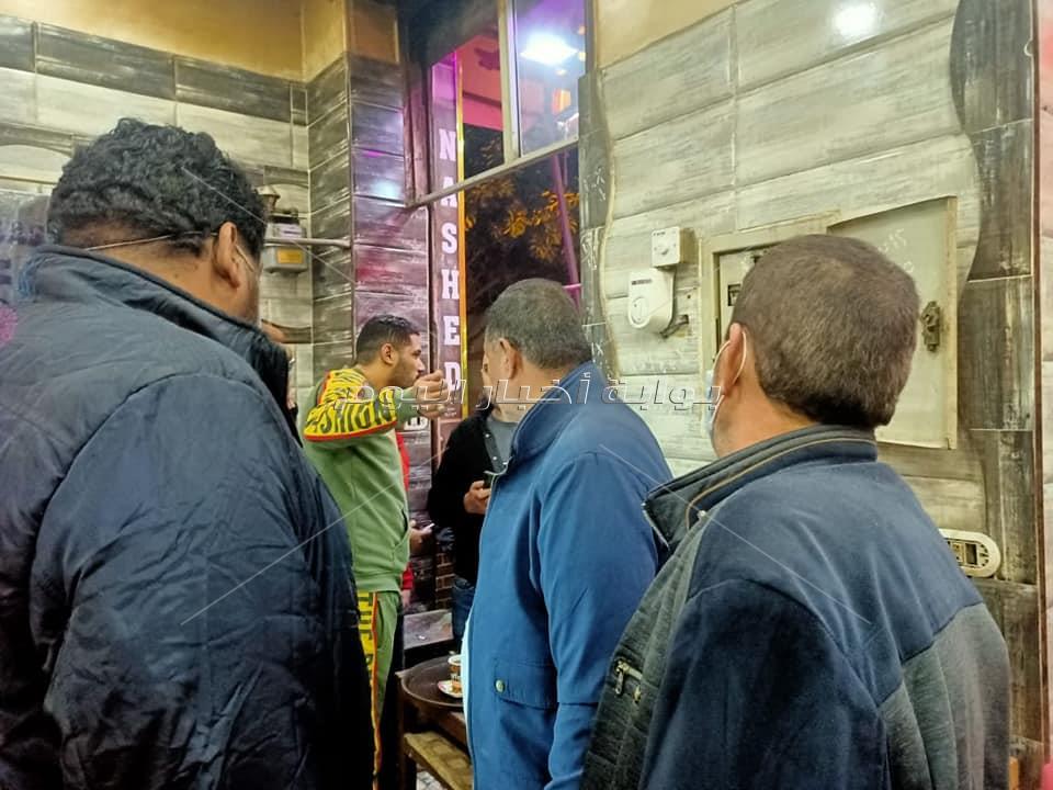 تشميع 25 محلا ومقهى في الإسكندرية لمخالفتها مواعيد الغلق 