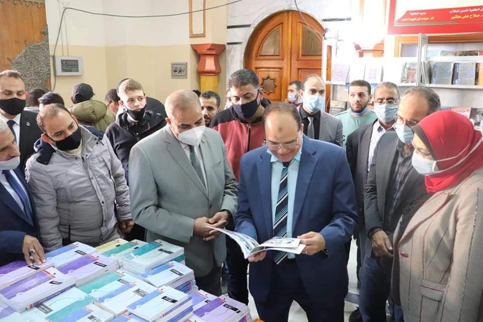 بالصور.. رئيس دار الكتب والوثائق تشهد افتتاح معرض الكتاب بكلية اللغة العربية جامعة الأزهر 