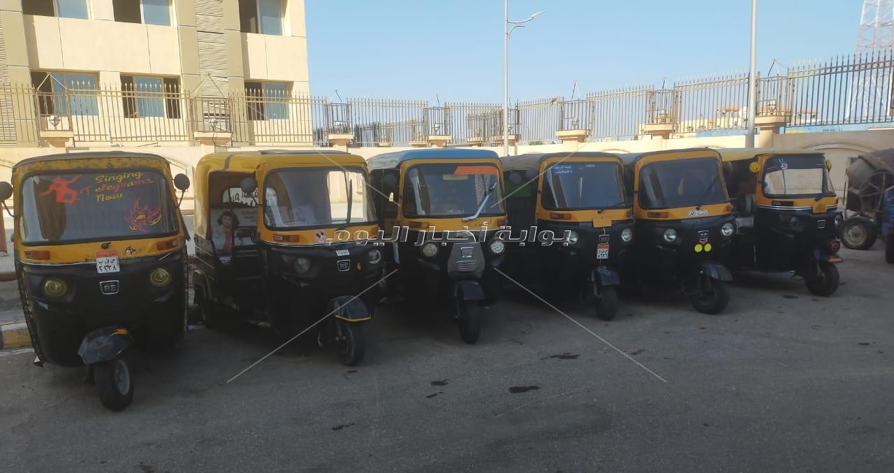 التحفظ على 540 توكتوك ومركبة مخالفة على محور المحمودية بالإسكندرية 