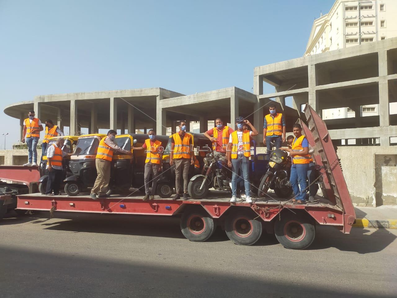 التحفظ على 540 توكتوك ومركبة مخالفة على محور المحمودية بالإسكندرية 