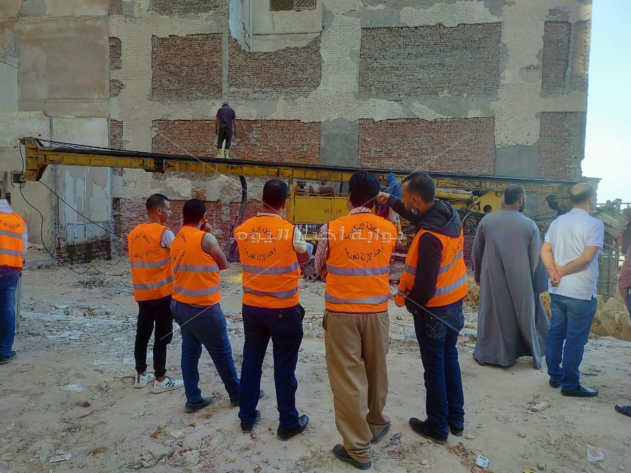 التحفظ على 540 توكتوك ومركبة مخالفة على محور المحمودية بالإسكندرية 