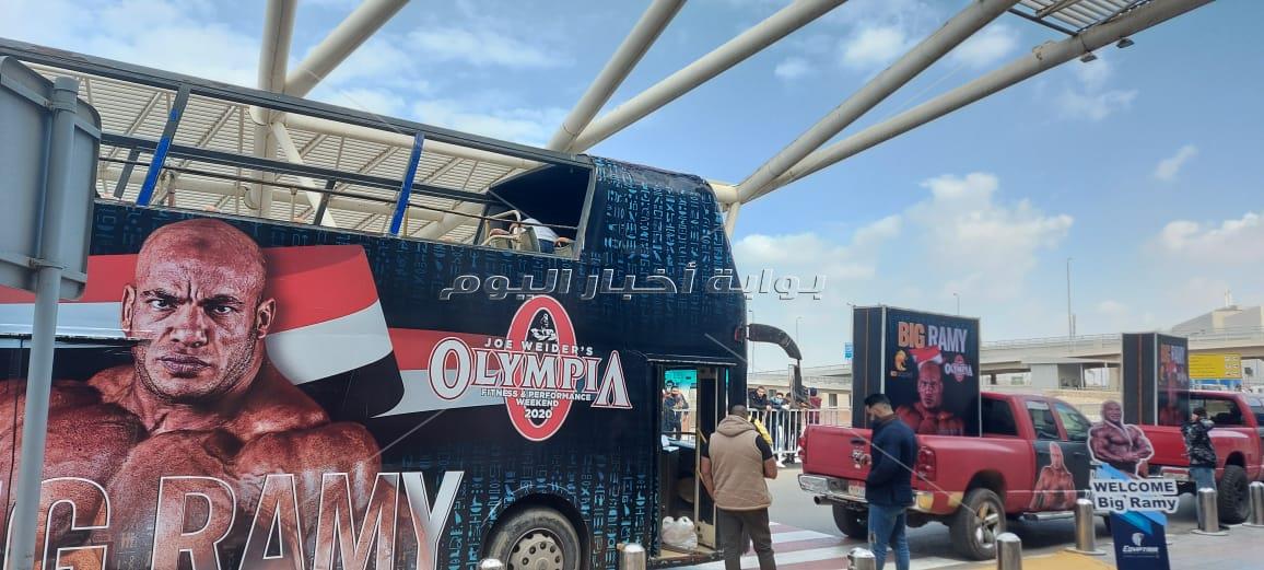 العشرات ينتظرون وصول بيج رامي إلى مطار القاهرة الدولي 