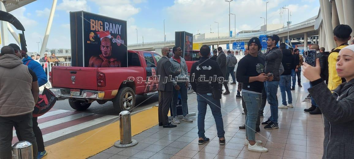 العشرات ينتظرون وصول بيج رامي إلى مطار القاهرة الدولي 