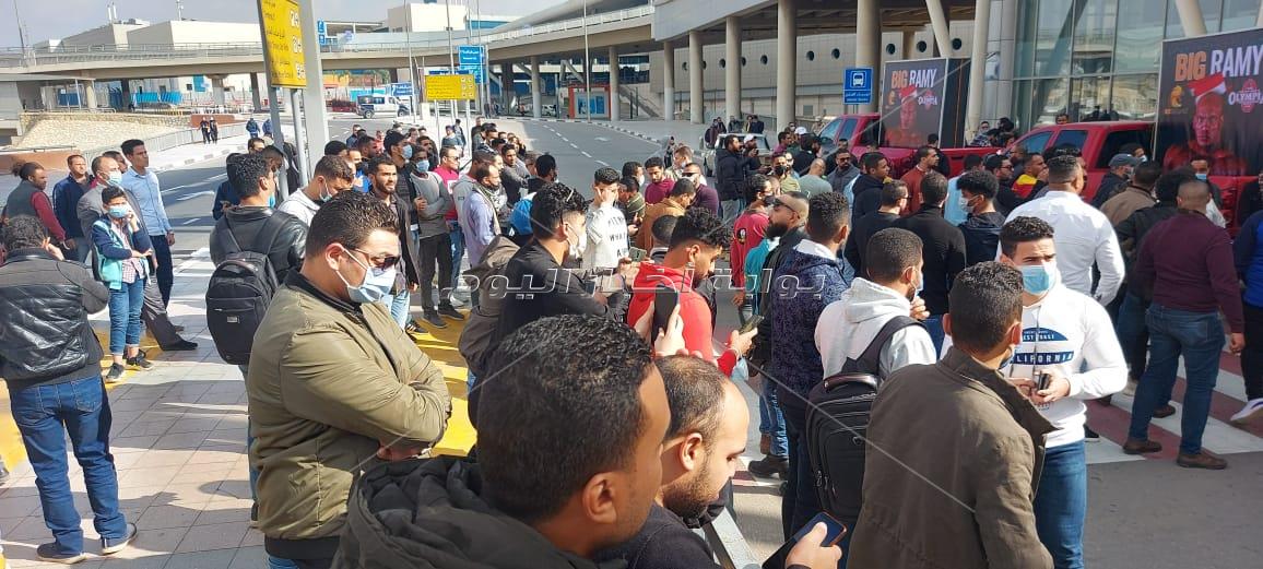 العشرات ينتظرون وصول بيج رامي إلى مطار القاهرة الدولي 