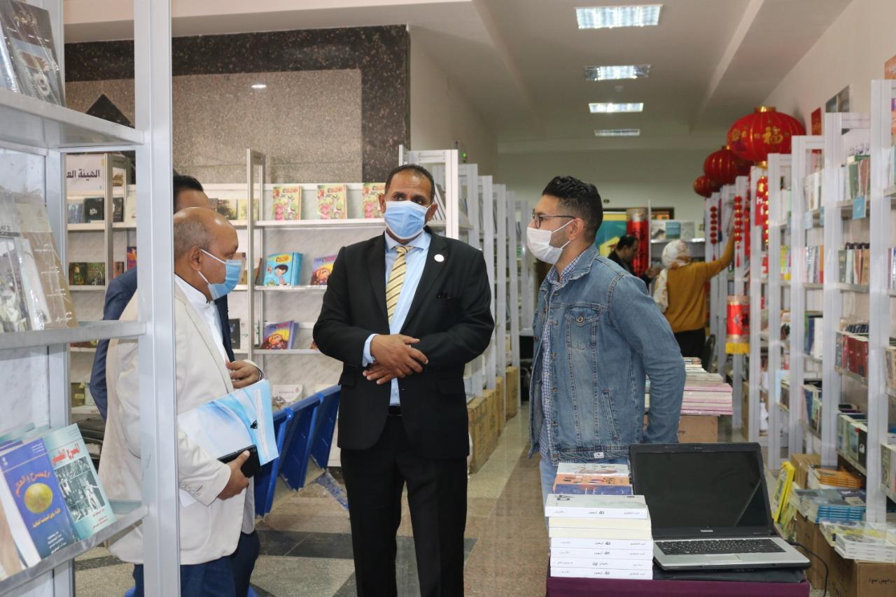 رئيس جامعة أسوان: يتفقد معرض الكتاب ويشدد علي تطبيق الإجراءات الاحترازية