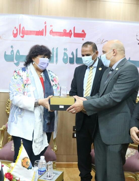 رئيس جامعة أسوان: يتفقد معرض الكتاب ويشدد علي تطبيق الإجراءات الاحترازية