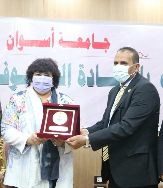 رئيس جامعة أسوان: يتفقد معرض الكتاب ويشدد علي تطبيق الإجراءات الاحترازية