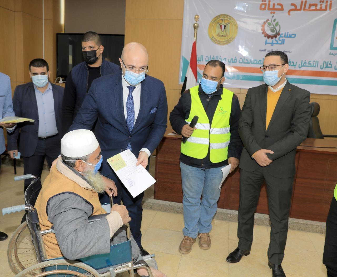 محافظ بني سويف يسلم إيصالات تسديد رسوم جدية التصالح