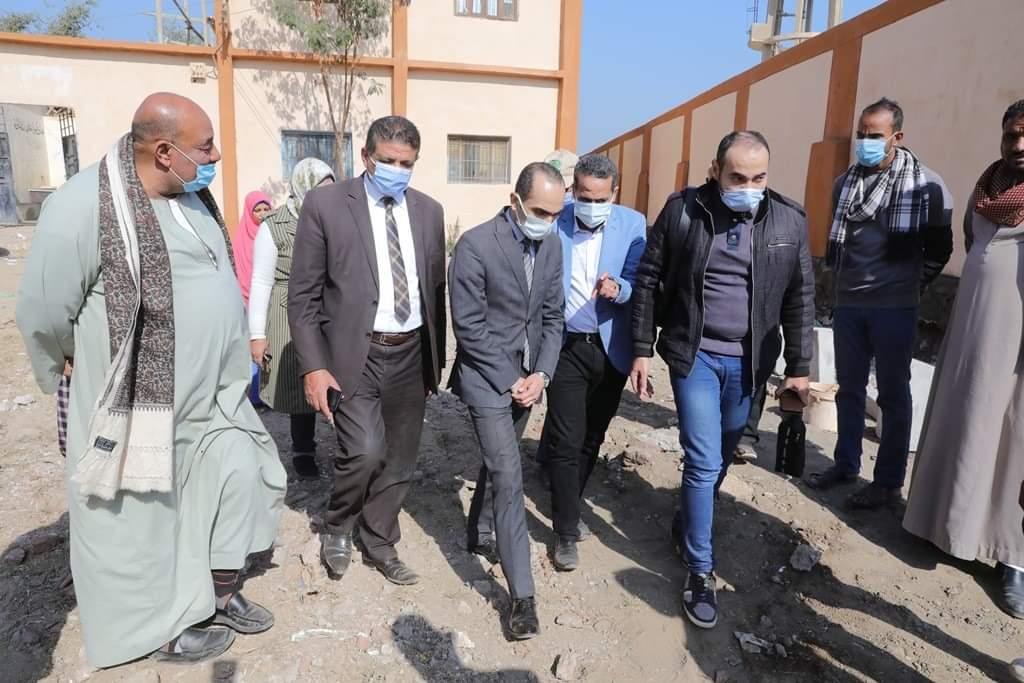 نائب محافظ سوهاج يتفقد مشروعات