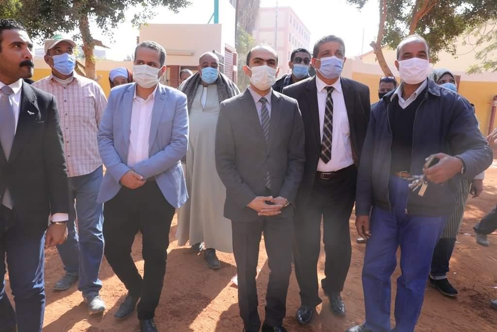 نائب محافظ سوهاج يتفقد مشروعات