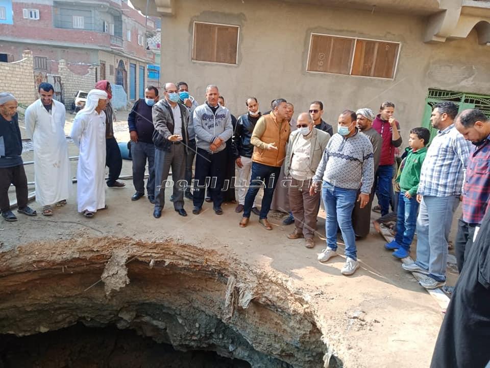 ردم موقع الهبوط الأرضي بقرية طيبة في الإسكندرية