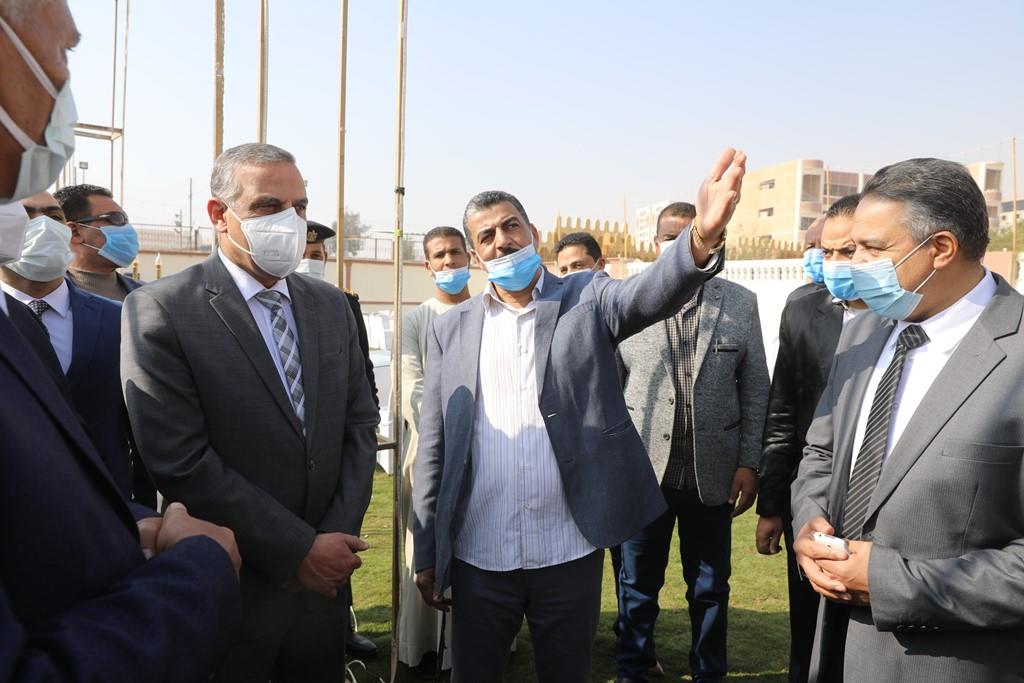 محافظ سوهاج ونقيب  الزراعيين يفتتحان نادي  المهن الزراعية بحي الكوثر