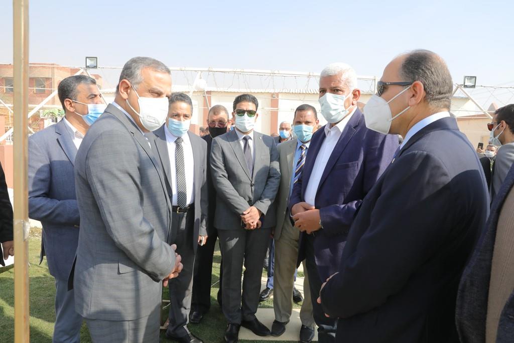 محافظ سوهاج ونقيب  الزراعيين يفتتحان نادي  المهن الزراعية بحي الكوثر
