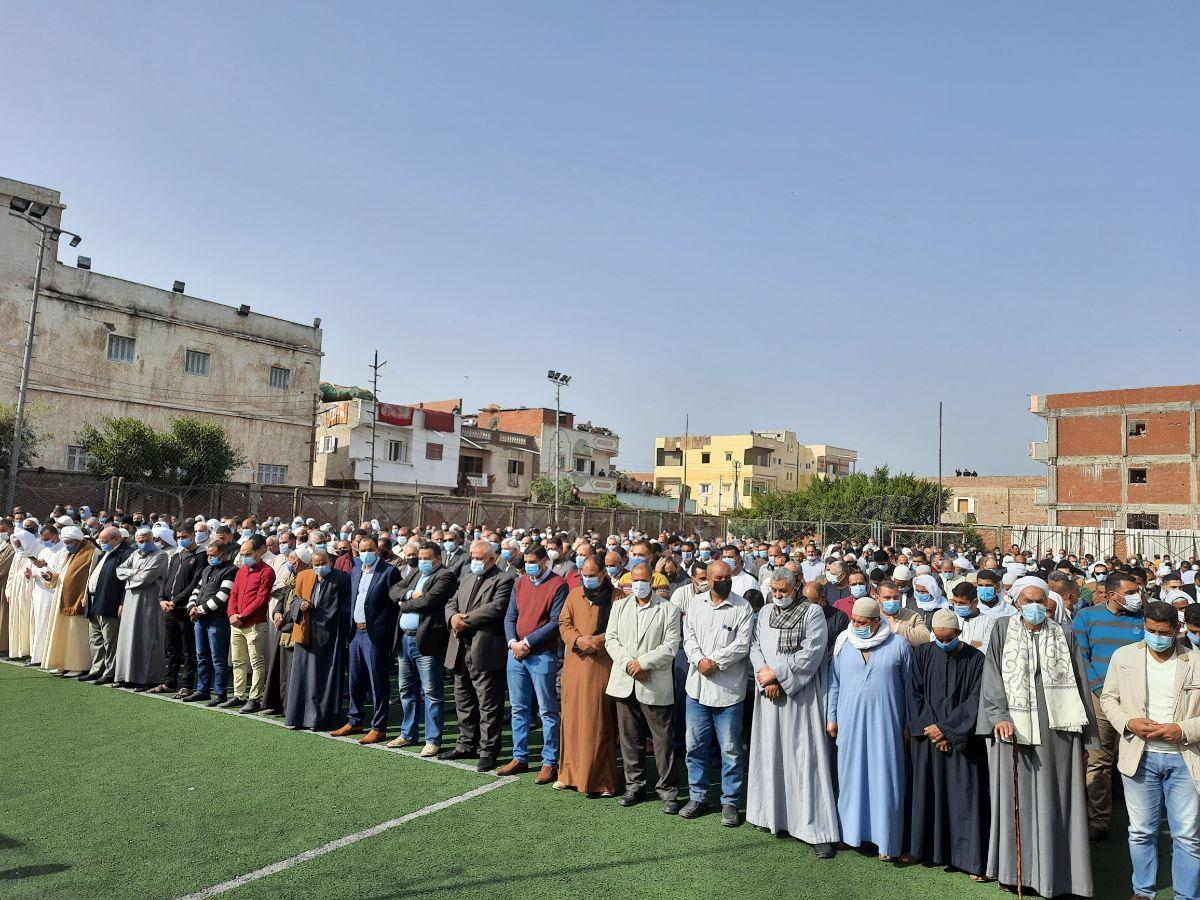 محافظا  البحيرة والقليوبية يشهدان صلاة الجنازة ويقدمون واجب العزاء لأسرة الفقيد الدكتور حمدى الطباخ 