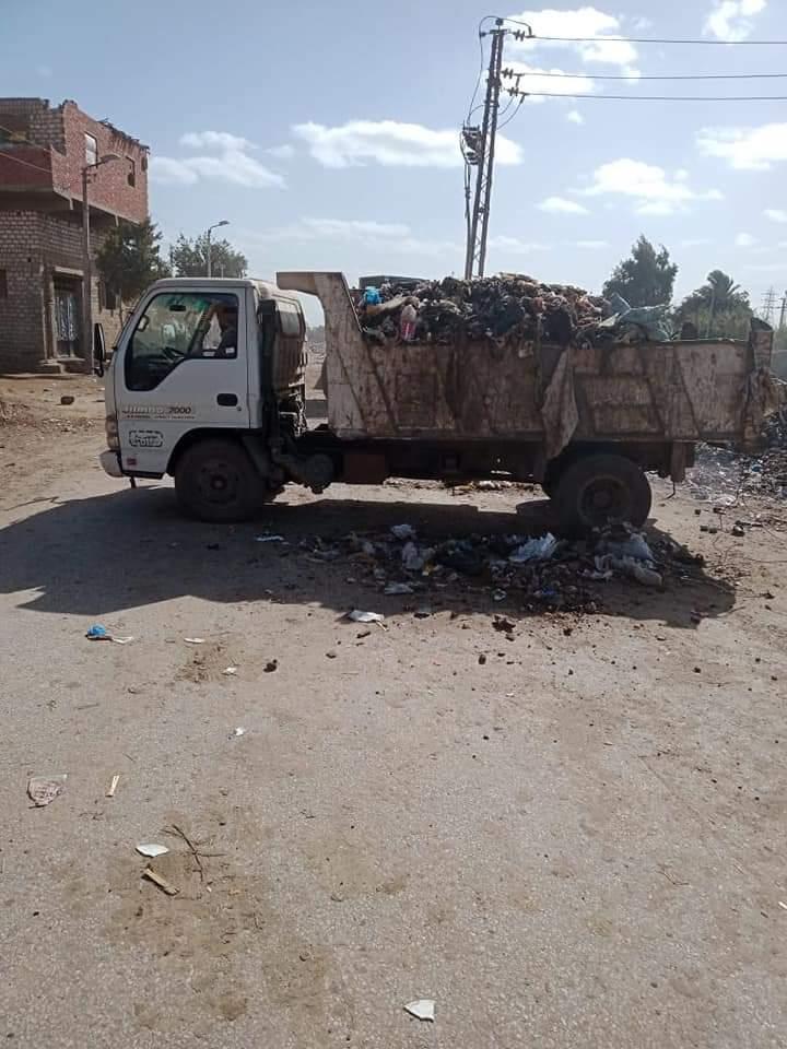 بالصور : جانب من أعمال النظافة والانارة  بقرى المنيا