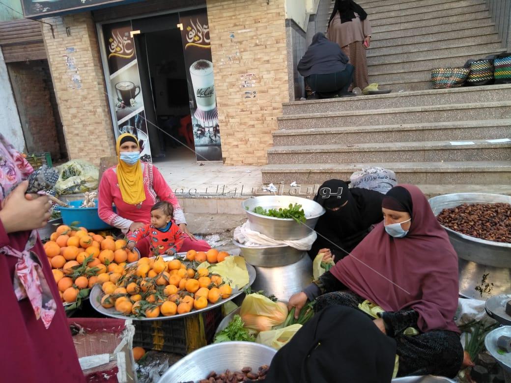 كفر محفوظ أول قرية تطبق التباعد بين البائعين وارتداء الكمامة 