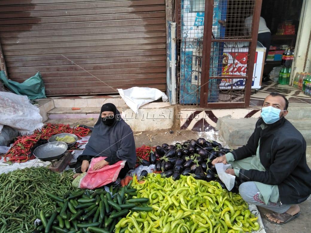 كفر محفوظ أول قرية تطبق التباعد بين البائعين وارتداء الكمامة 