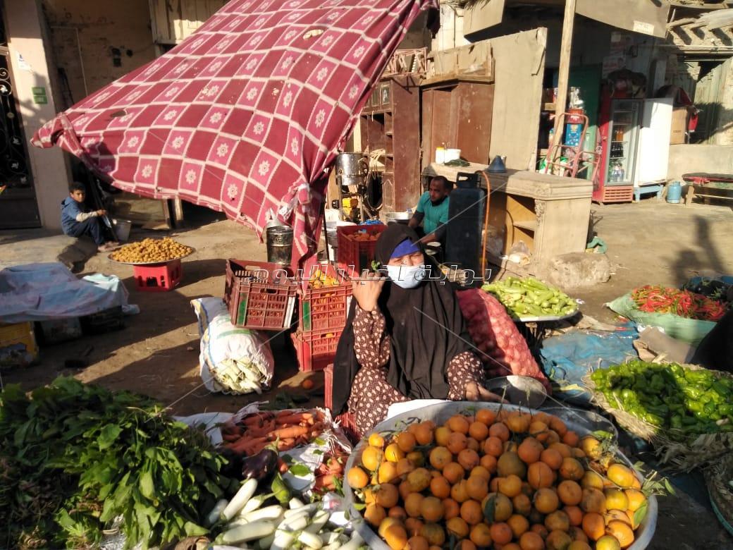 كفر محفوظ أول قرية تطبق التباعد بين البائعين وارتداء الكمامة 