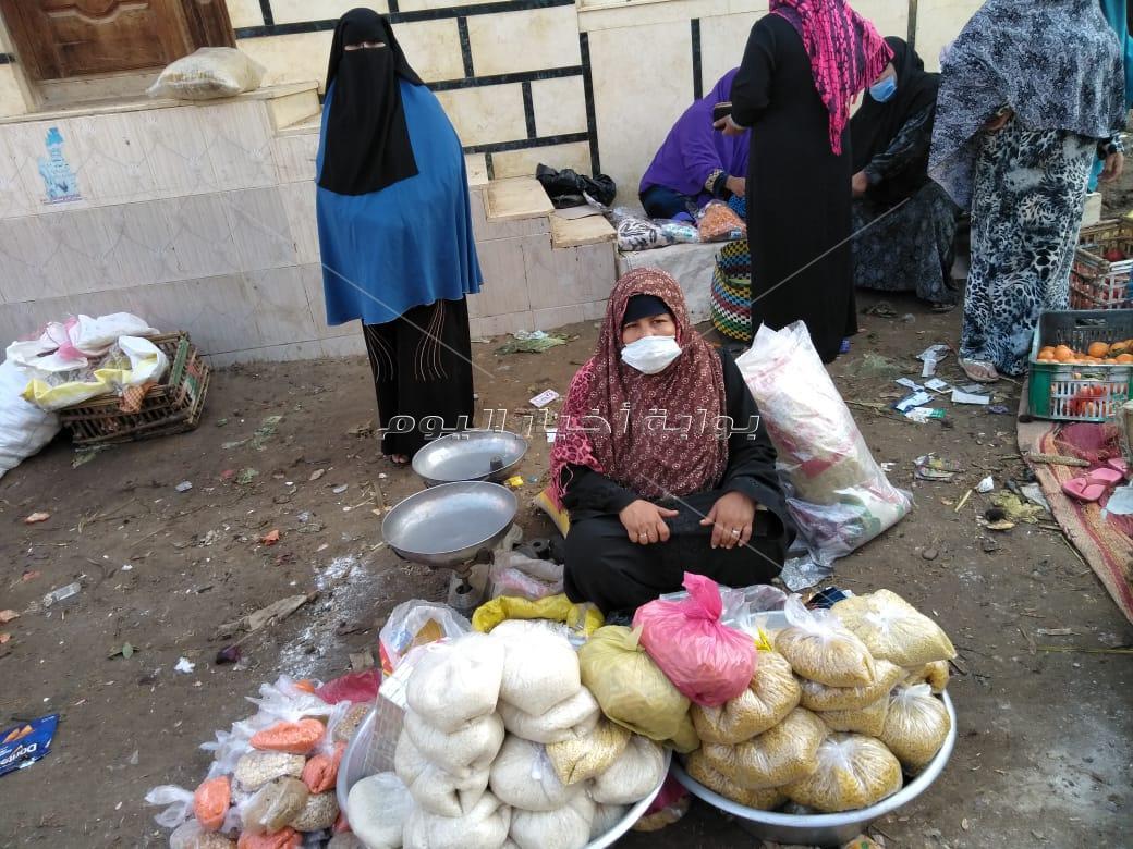 كفر محفوظ أول قرية تطبق التباعد بين البائعين وارتداء الكمامة 