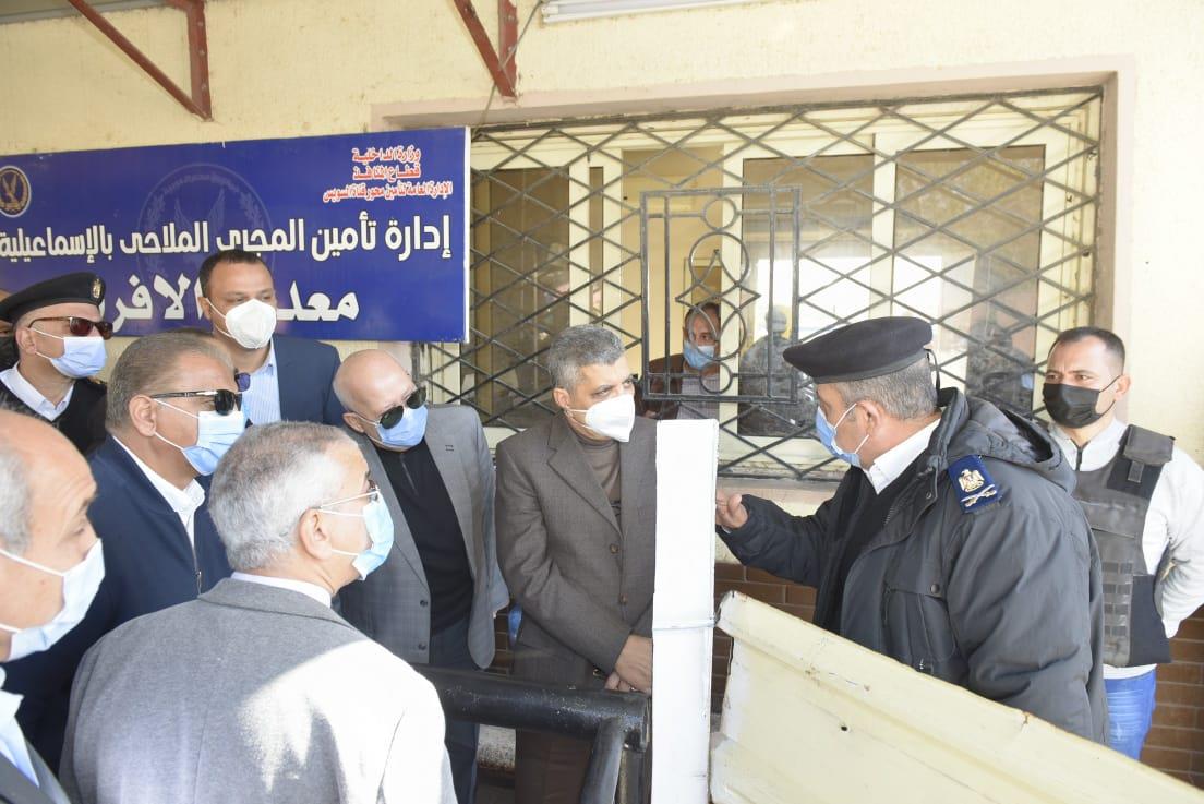 الفريق أسامة ربيع يتفقد معدية الأفراد بالقنطرة غرب وشركة قناة السويس للاستزراع السمكي