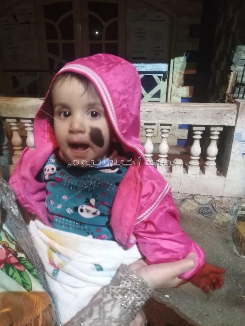 أول صورة للطفلة والدتها ضحية تجريد ملابسها بالدقهلية 