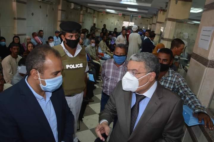بالصور..محافظ المنيا: استقبال 161 ألف طلب للتصالح في مخالفات البناء