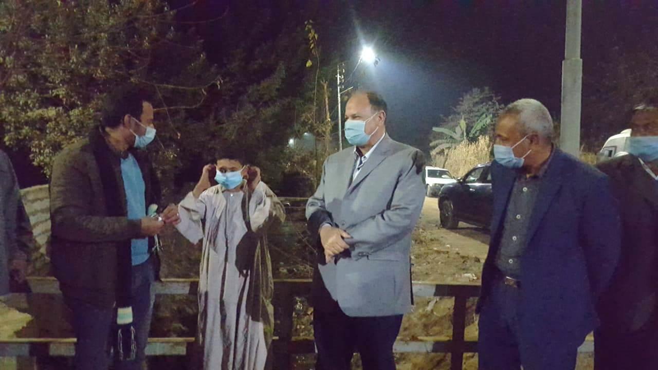 استمرار أعمال رصف الشوارع وتطوير بعض القرى بمركزي البداري وساحل سليم  بأسيوط 