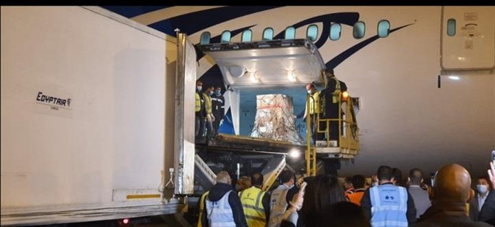 مطار القاهرة يستقبل شحنة جديدة من لقاح كورونا الصينى على متن طائرة مصر للطيران