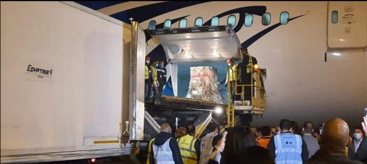 مطار القاهرة يستقبل شحنة جديدة من لقاح كورونا الصينى على متن طائرة مصر للطيران