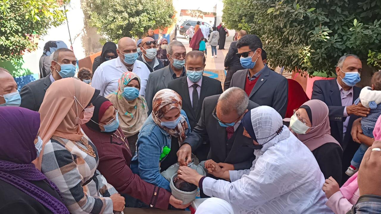صور.. بدء انطلاق الحملة القومية للتطعيم ضد مرض شلل الأطفال بالقليوبية 
