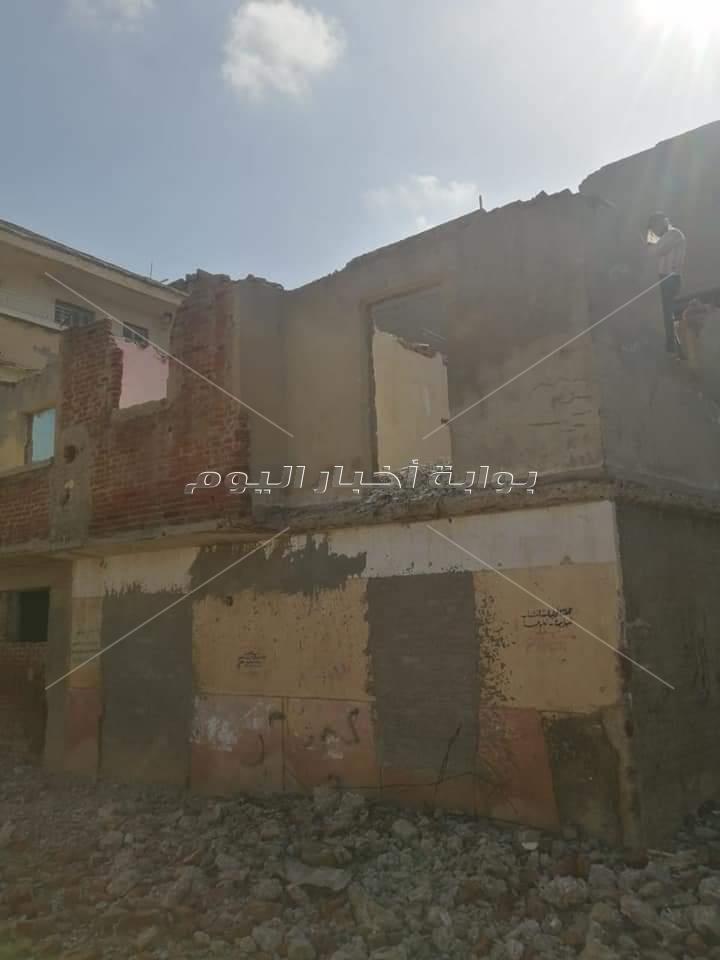 حفاظاً على أمن وسلامة المارة والمنازل المجاورة .. إزالة عقارين  أيلين للسقوط  بإدكو 