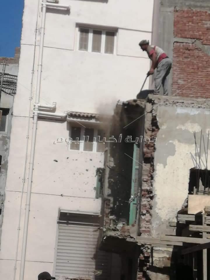 حفاظاً على أمن وسلامة المارة والمنازل المجاورة .. إزالة عقارين  أيلين للسقوط  بإدكو 