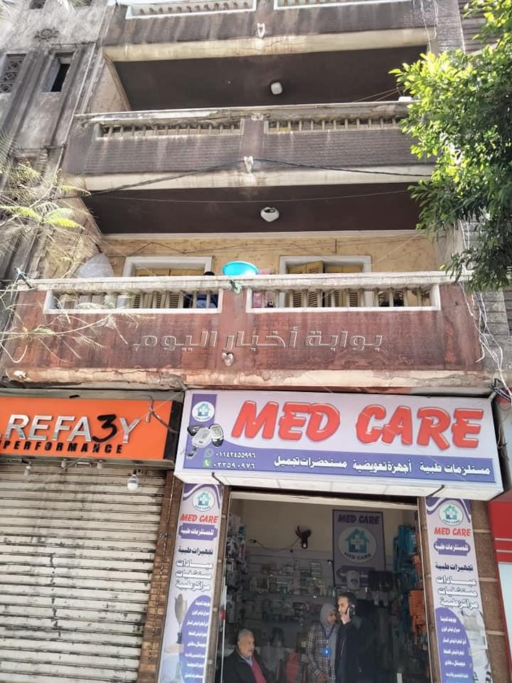بعد سقوط أجزاء منها.. إزالة شرفة عقار في الإسكندرية