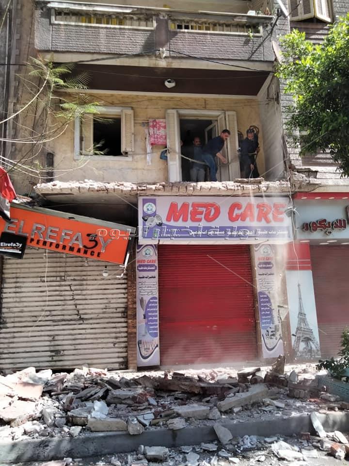 بعد سقوط أجزاء منها.. إزالة شرفة عقار في الإسكندرية