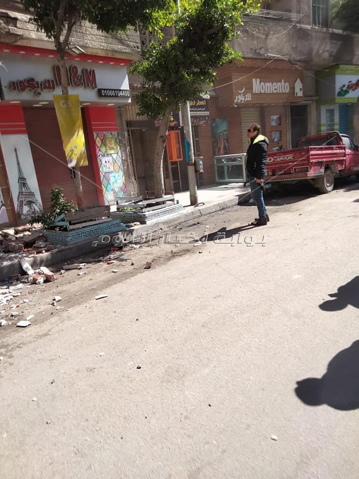 بعد سقوط أجزاء منها.. إزالة شرفة عقار في الإسكندرية