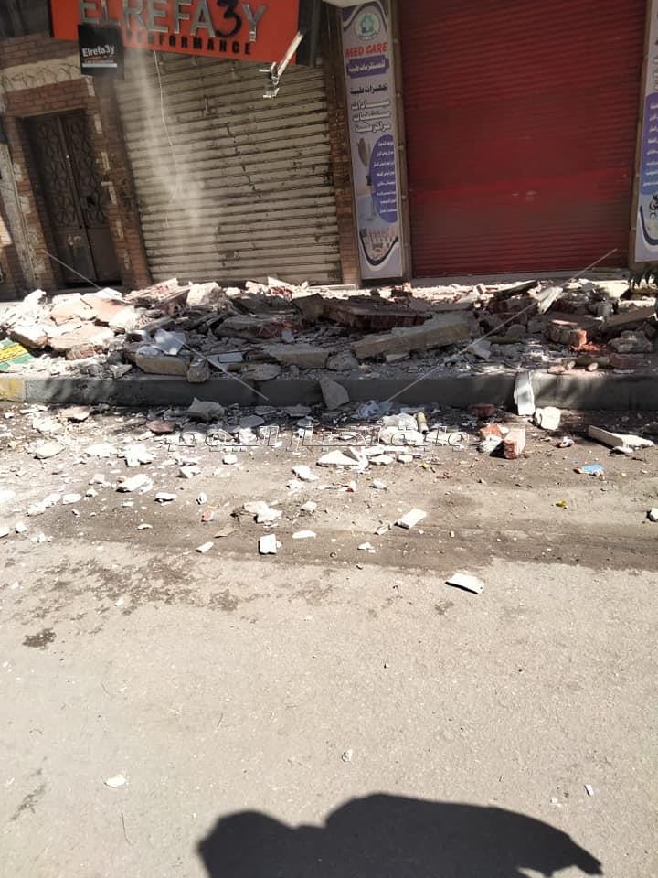 بعد سقوط أجزاء منها.. إزالة شرفة عقار في الإسكندرية
