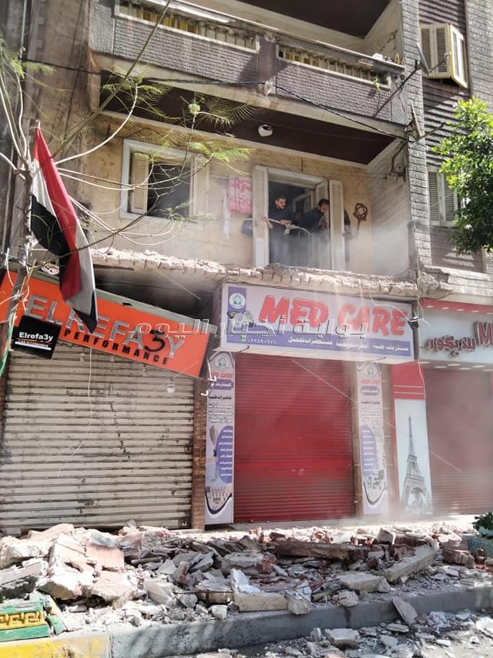 بعد سقوط أجزاء منها.. إزالة شرفة عقار في الإسكندرية