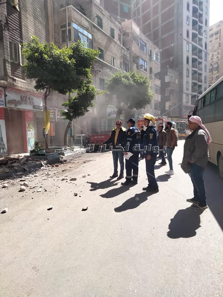 بعد سقوط أجزاء منها.. إزالة شرفة عقار في الإسكندرية