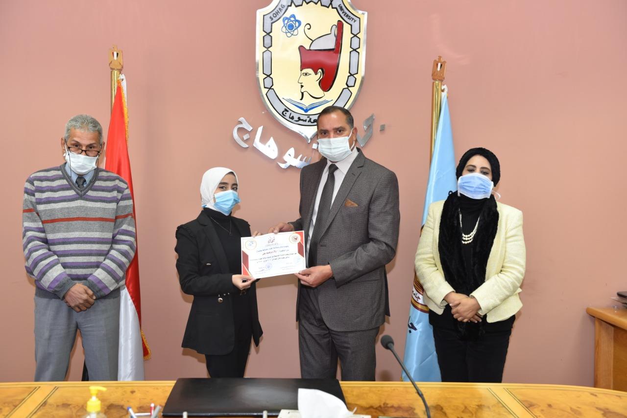 اجتياز 22 متدرب لدورة سلامة الأغذية بجامعة سوهاج