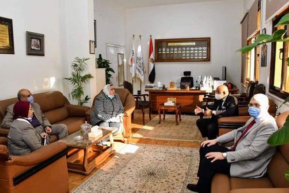 بالصور.. نائب رئيس جامعة عين شمس يٌشيد بتطبيق الإجراءات الاحترازية للجان الامتحانات