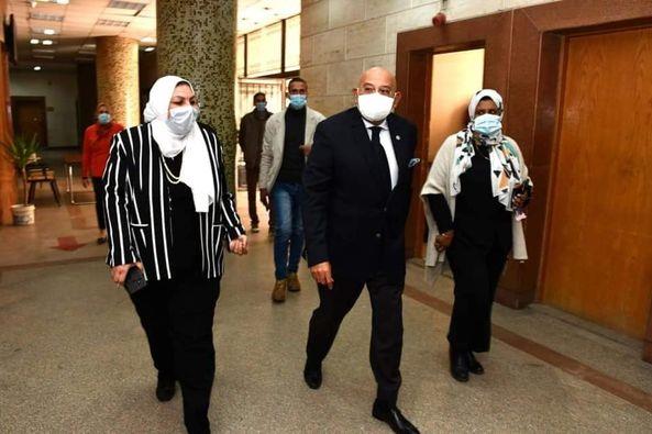 بالصور.. نائب رئيس جامعة عين شمس يٌشيد بتطبيق الإجراءات الاحترازية للجان الامتحانات