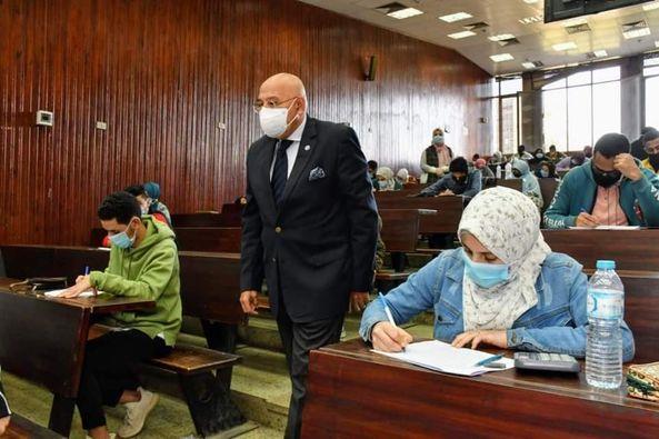 بالصور.. نائب رئيس جامعة عين شمس يٌشيد بتطبيق الإجراءات الاحترازية للجان الامتحانات