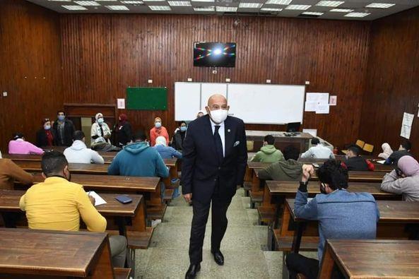 بالصور.. نائب رئيس جامعة عين شمس يٌشيد بتطبيق الإجراءات الاحترازية للجان الامتحانات