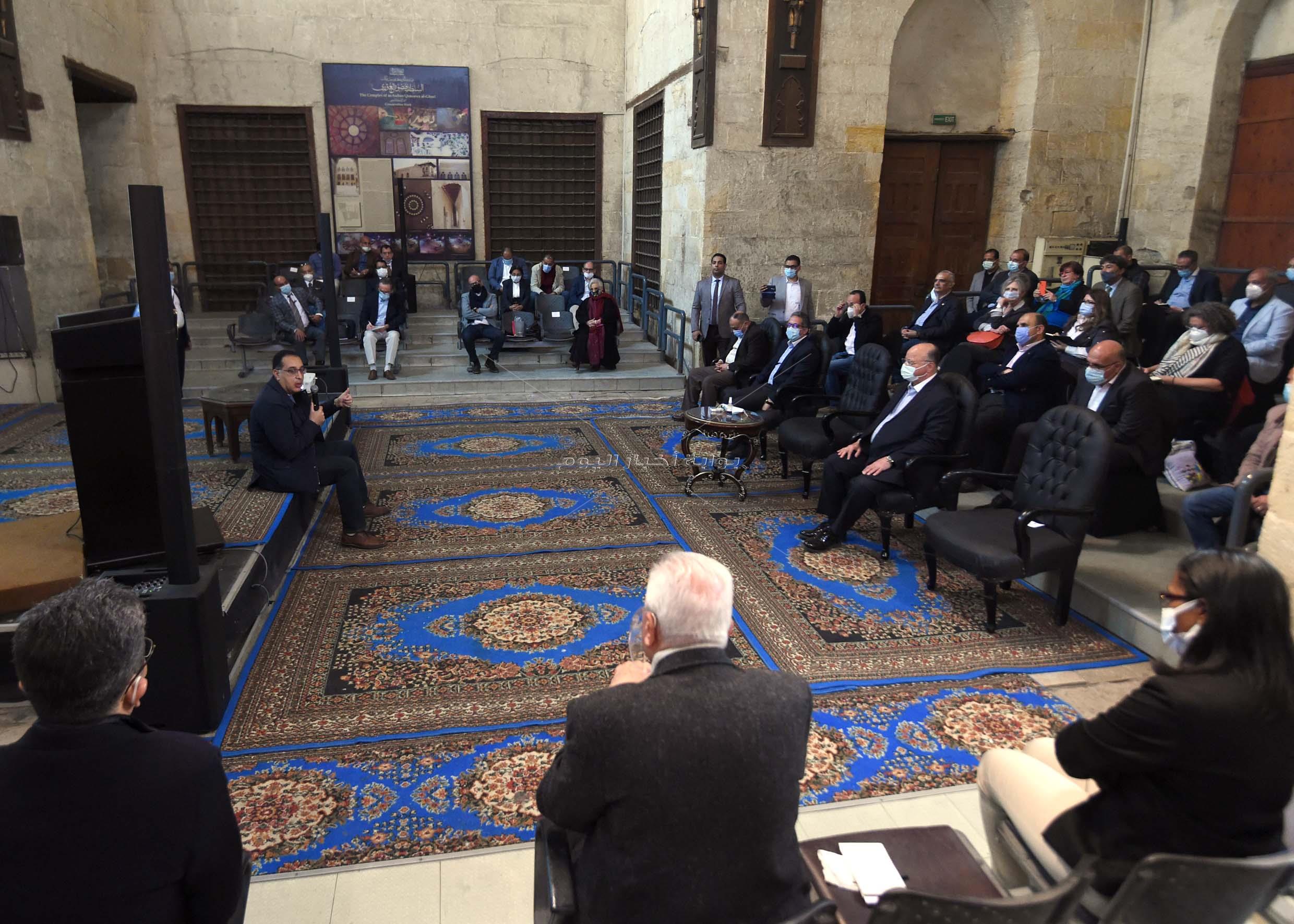 رئيس الوزراء يبعث برسائل أمل لأهالي سكان القاهرة التاريخية