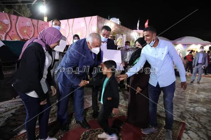 محافظ الوادي الجديد يكرم الأمهات المثاليات علي مستوي المحافظة 
