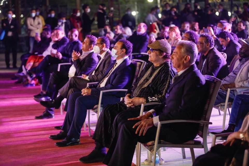 صور| اسيا مدني تشعل أجواء ختام مهرجان الأقصر.. والحضور يرقص على أغانيها