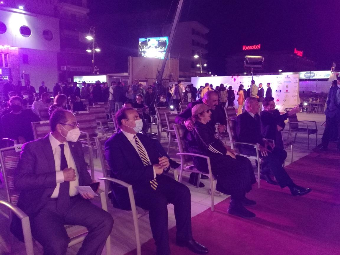 صور| اسيا مدني تشعل أجواء ختام مهرجان الأقصر.. والحضور يرقص على أغانيها