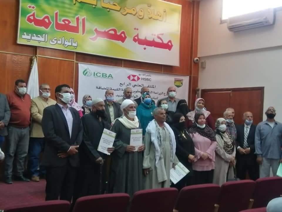 بحوث الصحراء يسلم معدات زراعية لدعم مزارعي " الكينوا"  في الوادي الجديد 