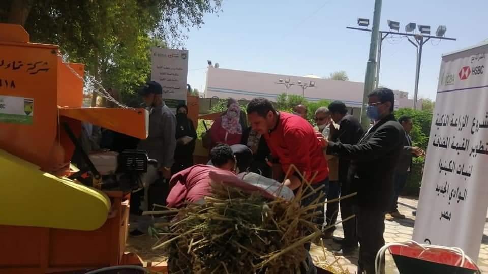 بحوث الصحراء يسلم معدات زراعية لدعم مزارعي " الكينوا"  في الوادي الجديد 