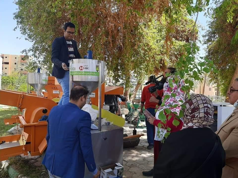 بحوث الصحراء يسلم معدات زراعية لدعم مزارعي " الكينوا"  في الوادي الجديد 